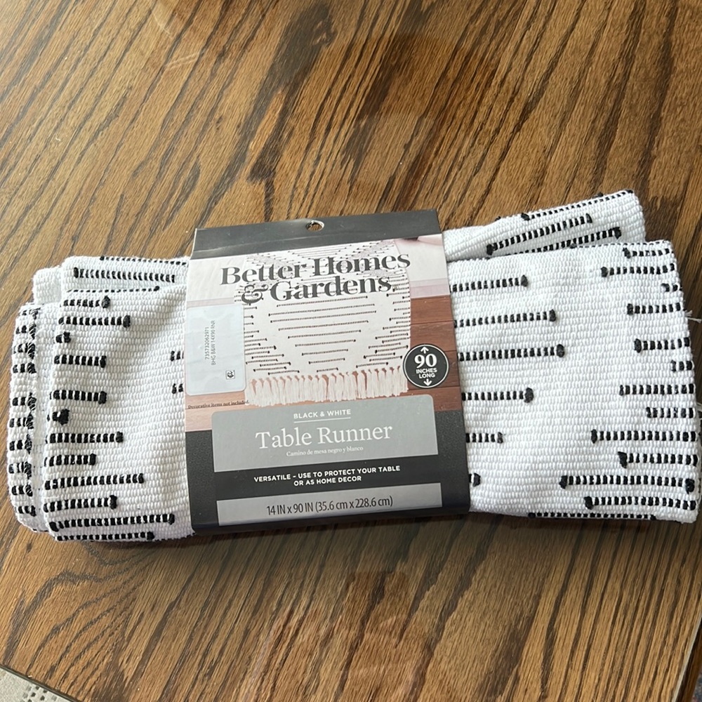 Table Runner, Black and White NWT